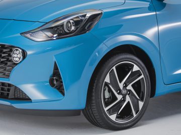 De voorkant van een blauwe Hyundai i10.