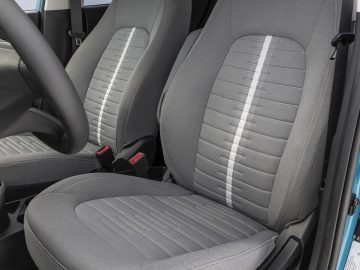 Het interieur van een Hyundai i10 met grijze stoelen.