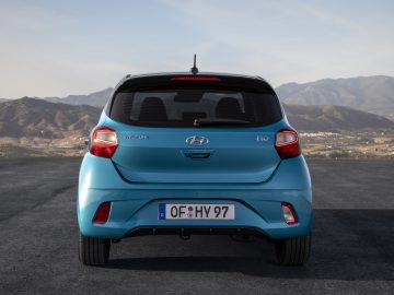 Het achteraanzicht van een blauwe Hyundai i10.
