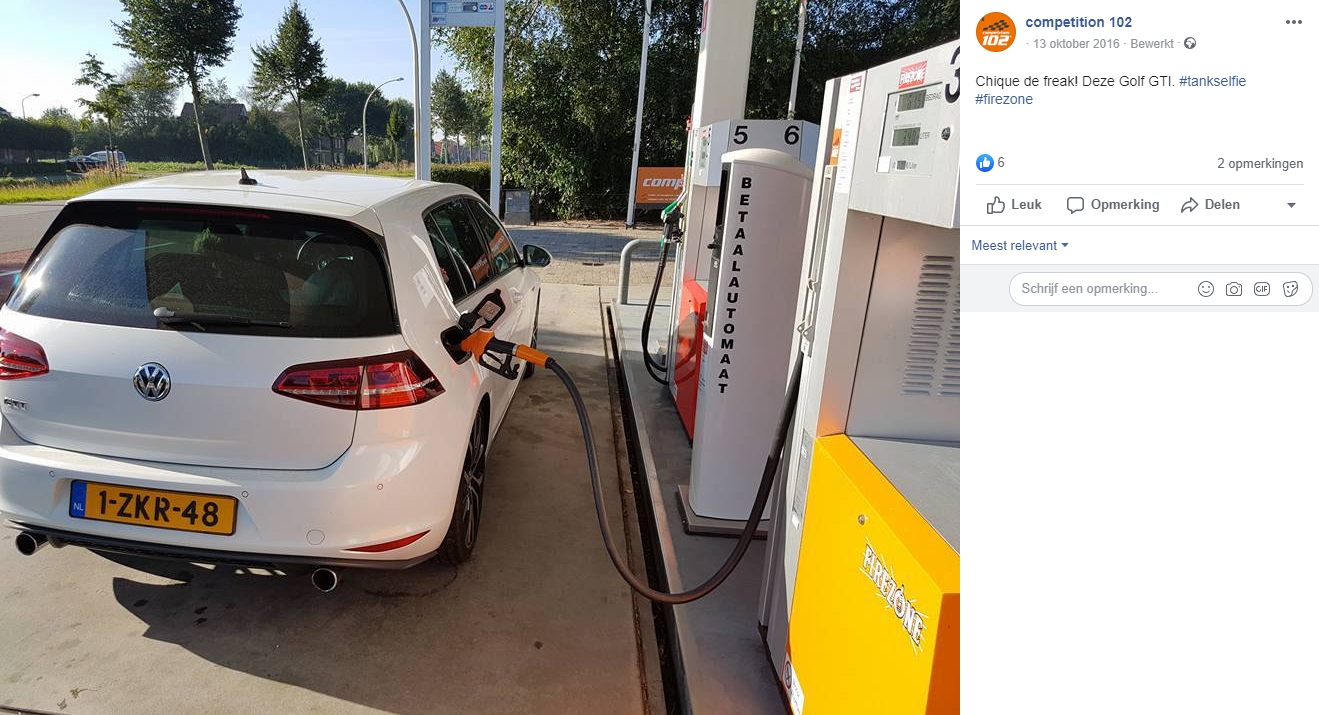 Bij een competition102-tankstation staat een Volkswagen e-Golf geparkeerd.