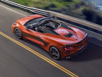 De Corvette-cabriolet uit 2020 rijdt over de weg.