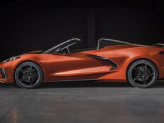 De Corvette-cabriolet uit 2020 wordt getoond in een donkere kamer.