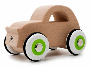 Een op Citroën geïnspireerde houten speelgoedauto met groene wielen.