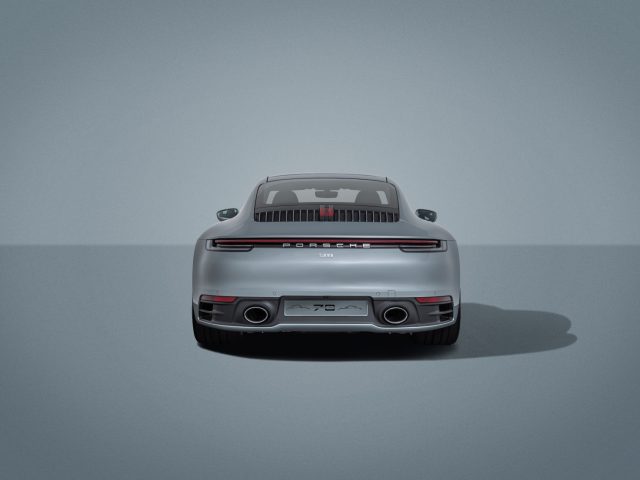 Het achteraanzicht van een zilveren Porsche 911-auto.