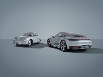 Twee zilveren Porsche 911 auto's op een grijze achtergrond.