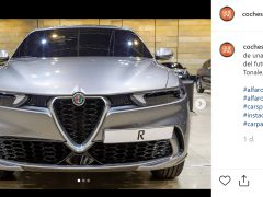 Een Alfa Romeo Tonale SUV staat tentoongesteld in een showroom.