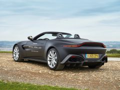 De Aston Martin Vantage Roadster uit 2019 staat geparkeerd op een onverharde weg.