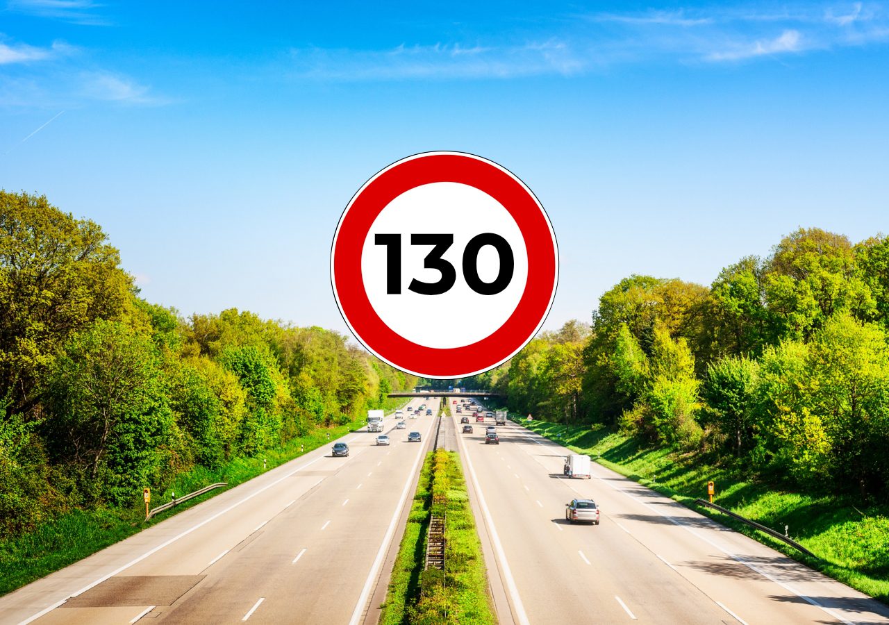 Een afbeelding van de snelweg met een bord waarop 240 km/u staat.