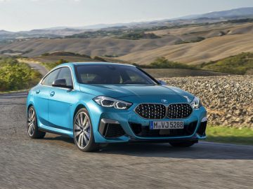 De BMW 2 Serie Gran Coupé uit 2020 rijdt over een landweggetje.