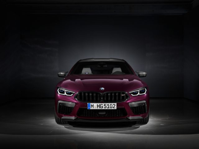 De BMW M8 Gran Coupé in een donkere kamer.