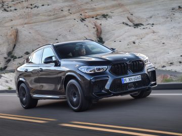 De BMW X5 uit 2019 rijdt over een bergweg.