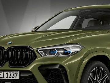 De BMW X5 2019 wordt weergegeven in olijfgroen.