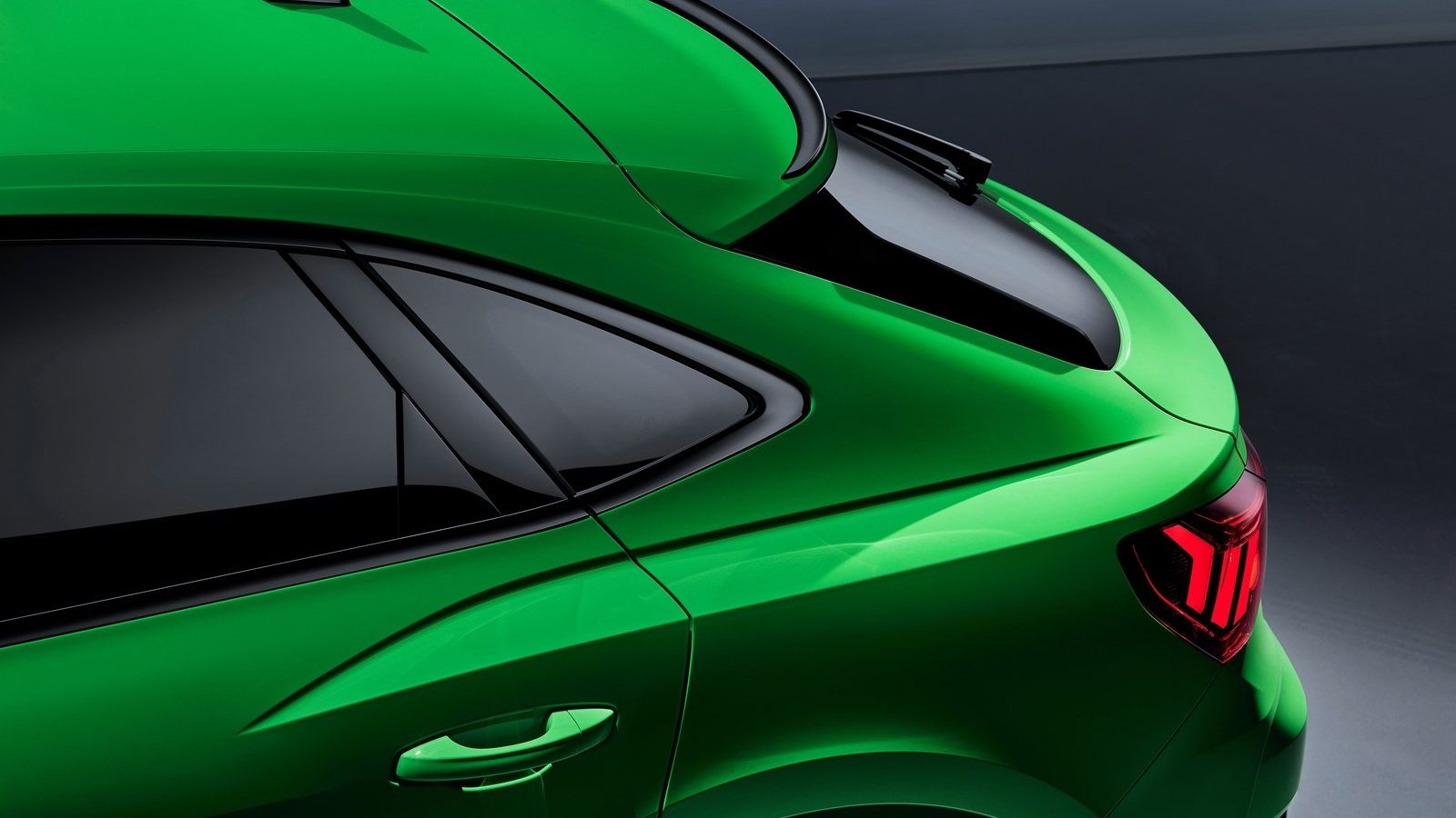 Het achteraanzicht van een groene Audi RS3 hatchback met een BPM-upgrade.