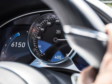Het dashboard van een auto, voorzien van een snelheidsmeter, geoptimaliseerd voor de snelweg.