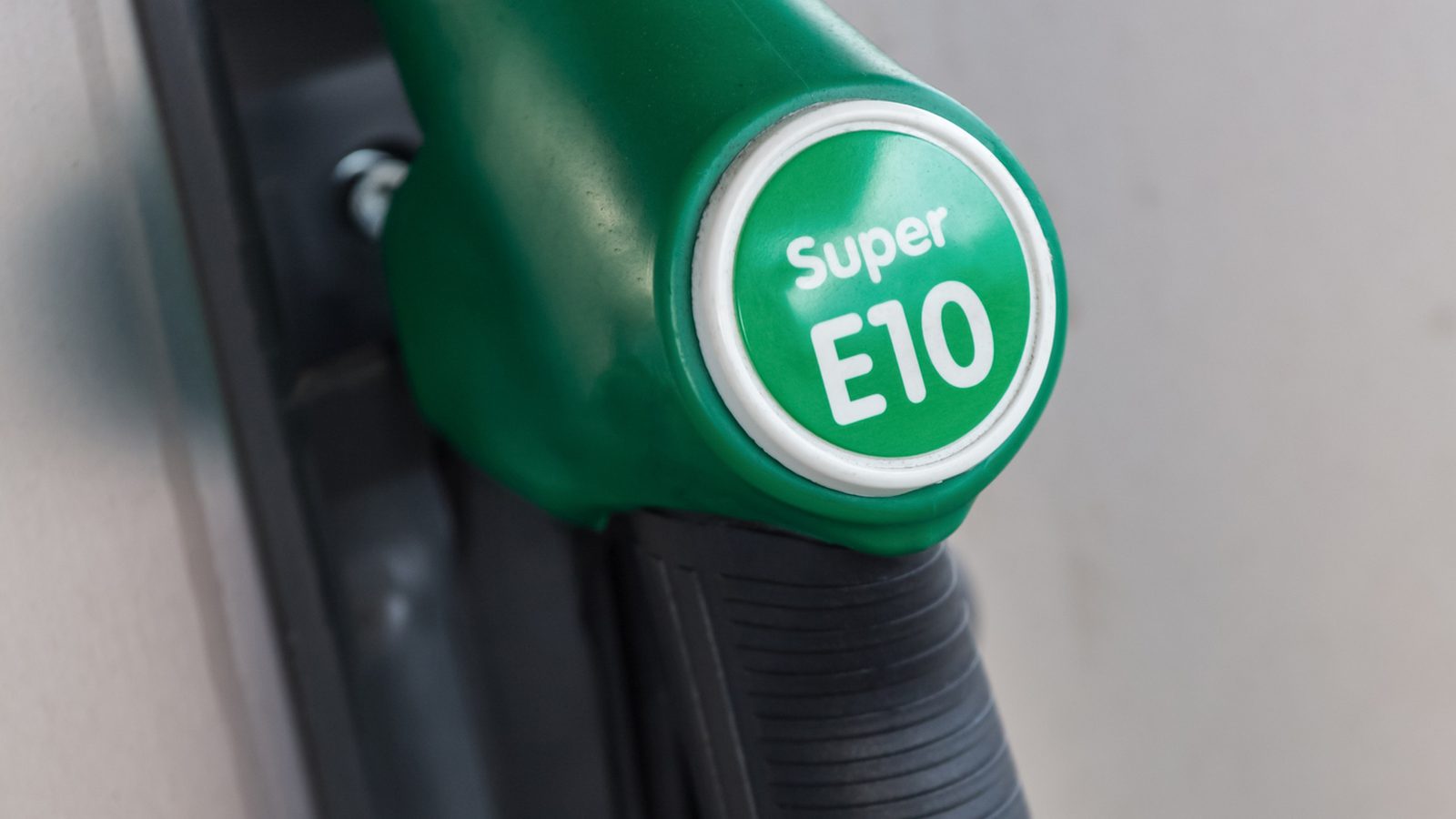 Een groene brandstofpomp met het woord E10 benzine erop.