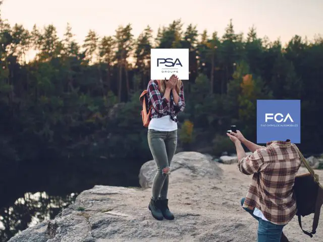 Twee mensen staan op een rots met het woord FCA op hun gezicht en PSA op hun shirt.