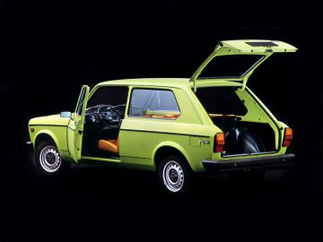 Een groene Fiat 128 met open deuren.