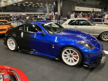 Een blauwe Nissan 370Z is te zien op de autoshow 100% Auto Live 2019.