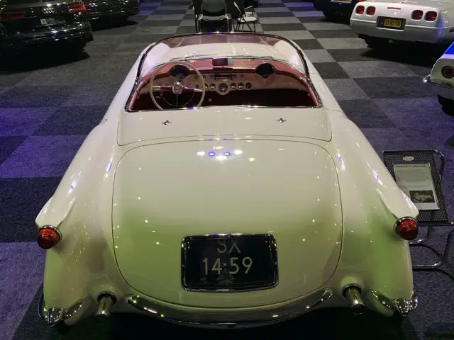 Een witte auto is te zien op de show 100% Auto Live 2019.