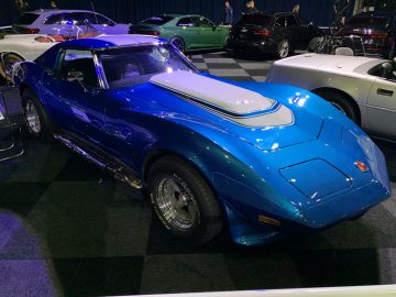 Een blauwe Chevrolet Corvette is te zien op de 100% Auto Live 2019.