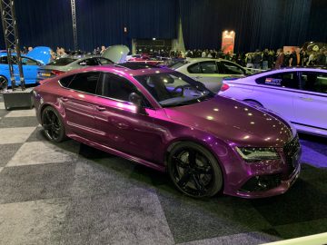 Op de autoshow 100% Auto Live 2019 is een paarse Audi RS5 te zien.