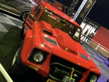 Een rode auto is te zien op de show 100% Auto Live 2019.