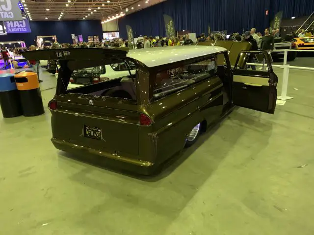Een bruin busje geparkeerd bij de congreshal 100% Auto Live 2019.