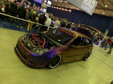 Een auto met een paarse verfbeurt te zien op de 100% Auto Live 2019-show.