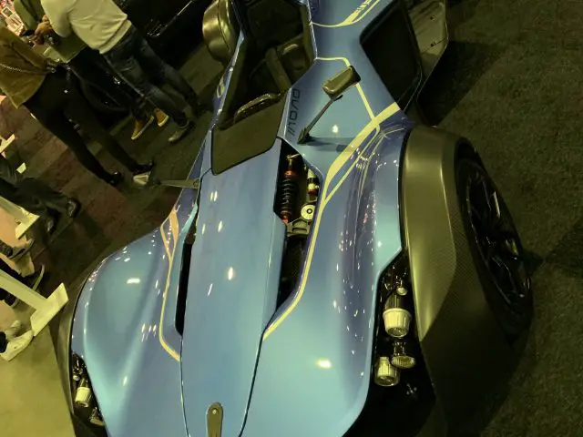 Een blauwe raceauto is te zien op de show 100% Auto Live 2019.