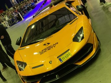 Op de autoshow 100% Auto Live 2019 is een gele Lamborghini te zien.