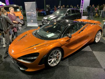 De oranje McLaren 720s is te zien op de autoshow 100% Auto Live 2019.