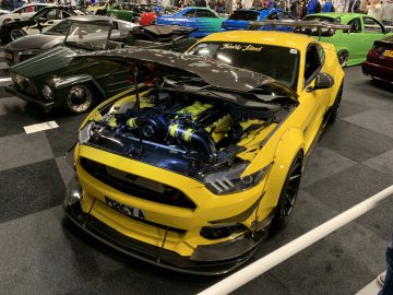 Een gele Ford Mustang is te zien op de autoshow 100% Auto Live 2019.