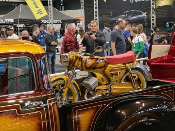 Een vintage vrachtwagen en motorfiets te zien op de 100% Auto Live 2019-show.