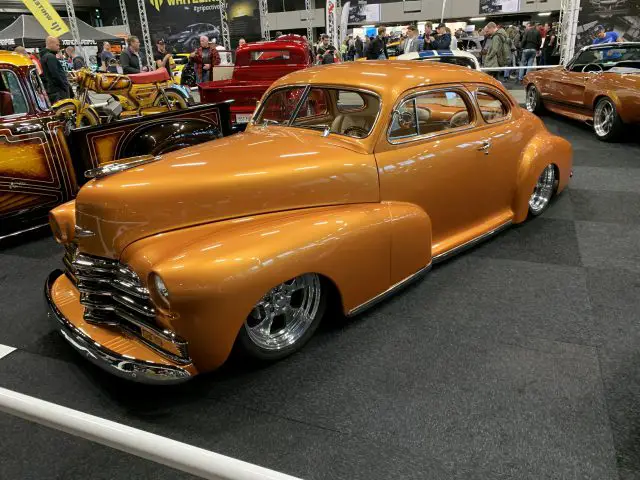Een oranje auto is te zien op de show 100% Auto Live 2019.