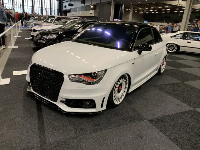 Een witte Audi A1 op de autoshow 100% Auto Live 2019.