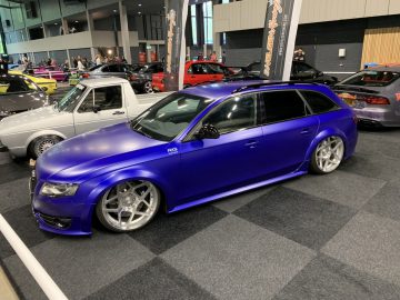 Een blauwe Audi S4-wagen is te zien op de autoshow 100% Auto Live 2019.