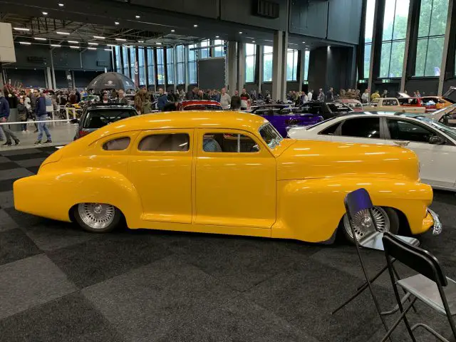 Een gele auto is te zien op de autoshow 100% Auto Live 2019.