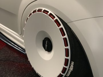 Een close-up van een witte auto met rode velgen op Auto Live 2019.