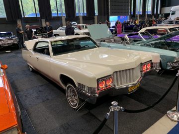 Op de autoshow 100% Auto Live 2019 is een witte Cadillac te zien.