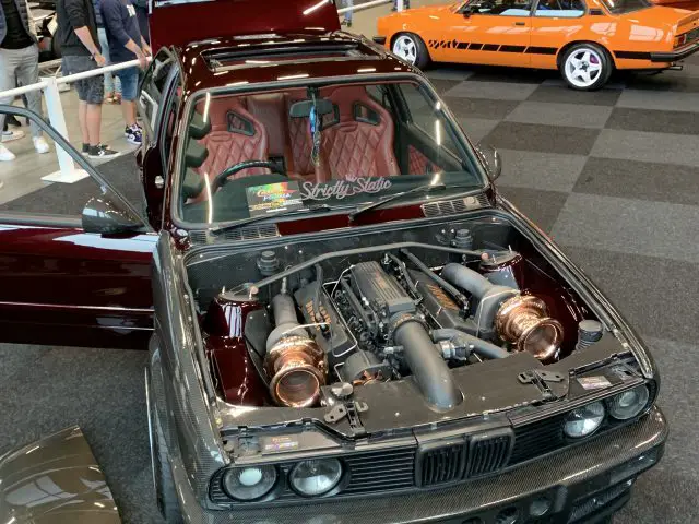 Een BMW M3 met open motorkap op de autoshow 100% Auto Live 2019.