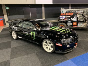 Een auto met een Monster Energy-logo erop, tentoongesteld op Auto Live 2019.
