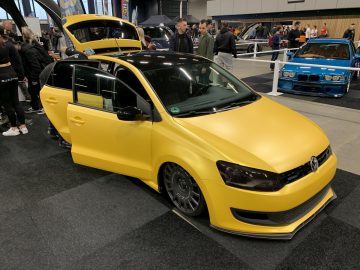 Op de autoshow 100% Auto Live 2019 is een gele Volkswagen Polo te zien.