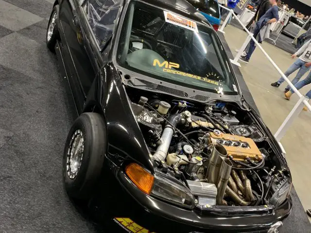 Een zwarte auto met motorkap te zien op de 100% Auto Live 2019-show.