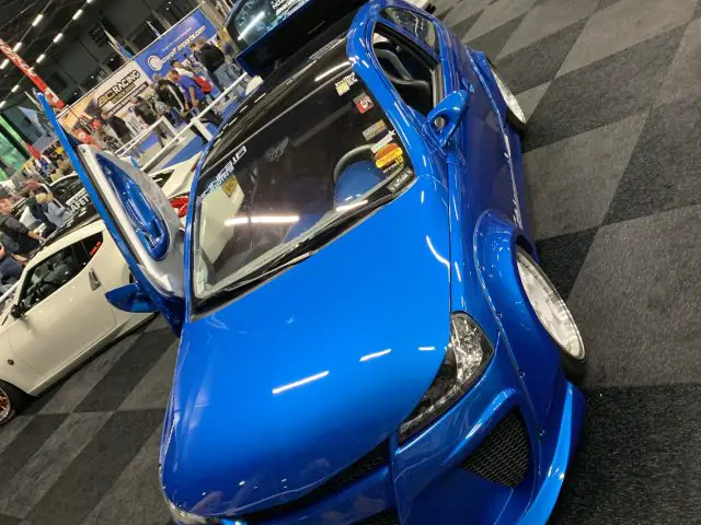 Een blauwe auto te zien op de 100% Auto Live 2019-show.
