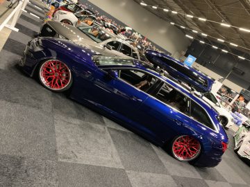 Een blauwe Audi RS4-wagen geparkeerd op de autoshow 100% Auto Live 2019.