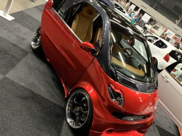 Een rode slimme auto is te zien op de show 100% Auto Live 2019.