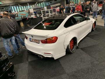 Een witte BMW M4 is te zien op de autoshow 100% Auto Live 2019.