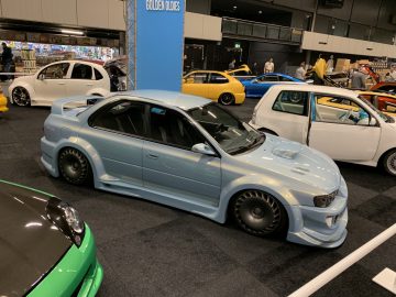 Een blauwe Subaru Impreza is te zien op de autoshow 100% Auto Live 2019.