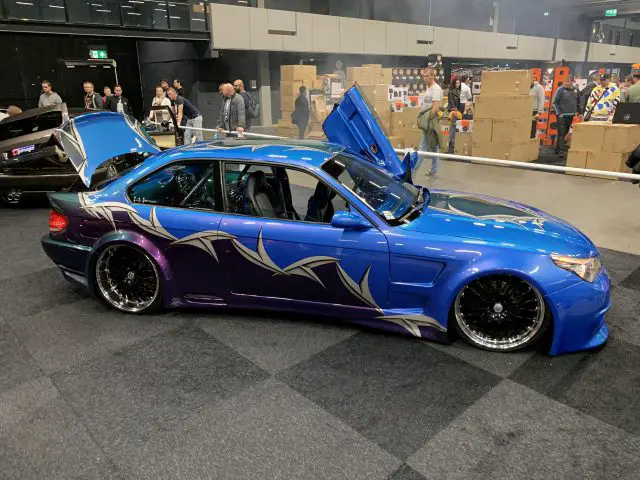 Een blauw-paarse BMW M3 is te zien op de 100% Auto Live 2019-show.