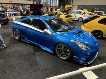 Een blauwe sportwagen is te zien op de show 100% Auto Live 2019.